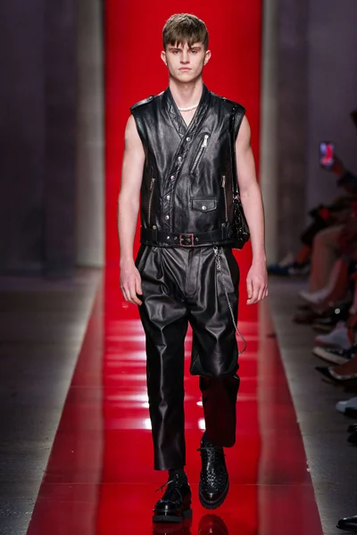 Look 19